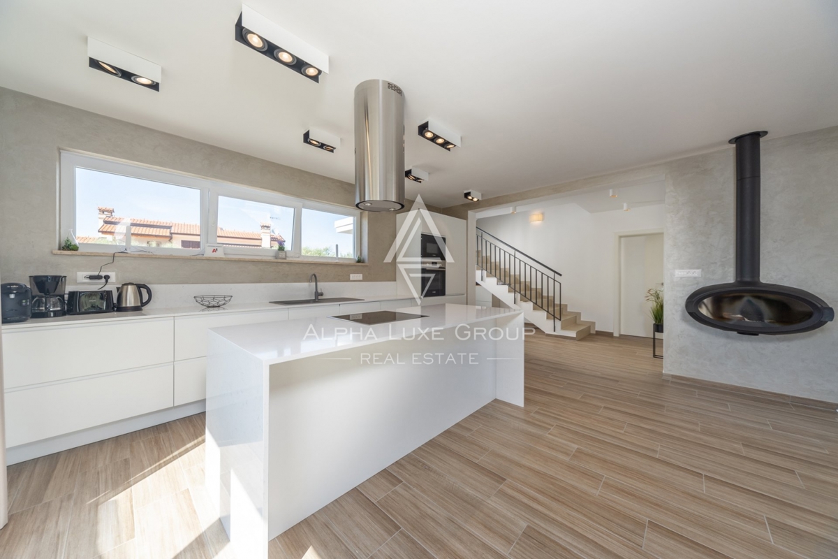 ALPHA LUXE GROUP IN VENDITA, VILLA MODERNA, VICINO A POREČ, ZONA TRANQUILLA