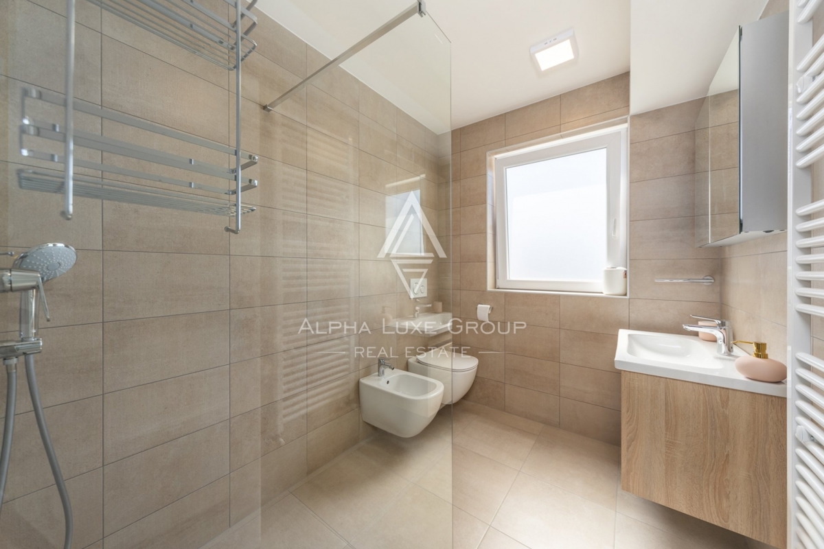 ALPHA LUXE GROUP IN VENDITA, VILLA MODERNA, VICINO A POREČ, ZONA TRANQUILLA