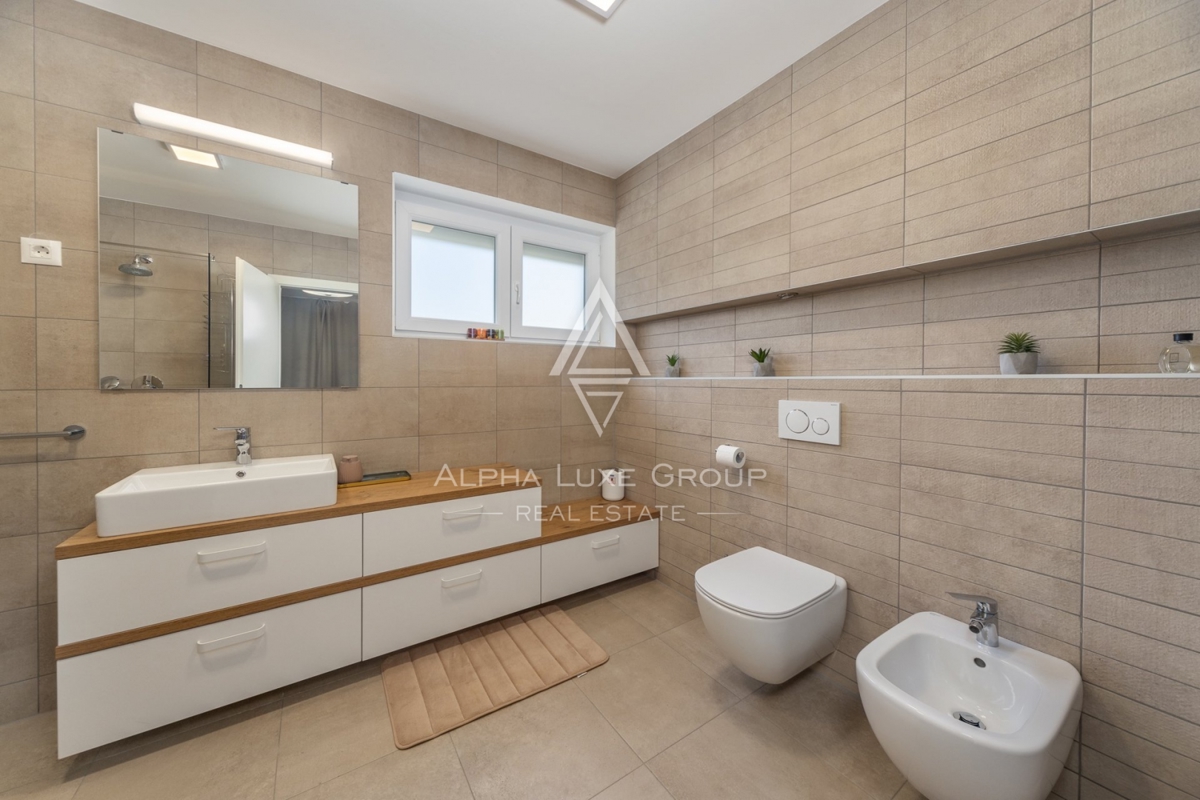 ALPHA LUXE GROUP IN VENDITA, VILLA MODERNA, VICINO A POREČ, ZONA TRANQUILLA