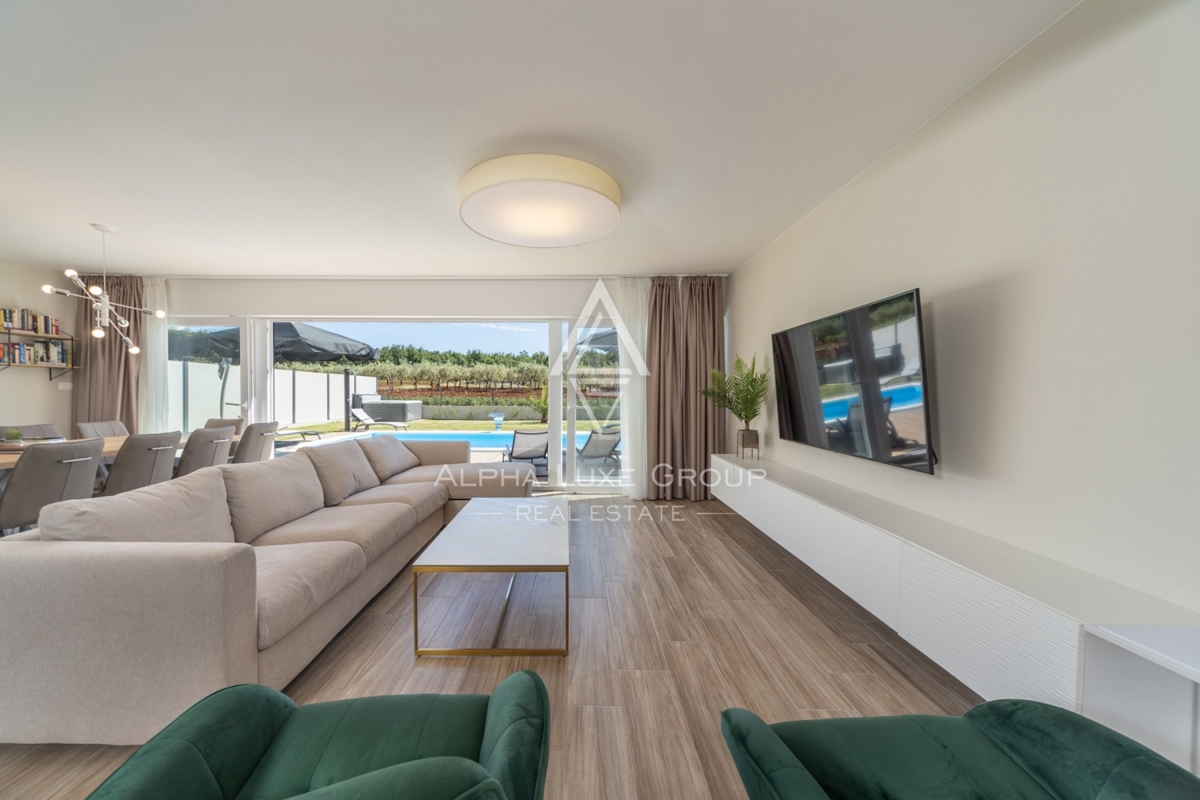 ALPHA LUXE GROUP IN VENDITA, VILLA MODERNA, VICINO A POREČ, ZONA TRANQUILLA