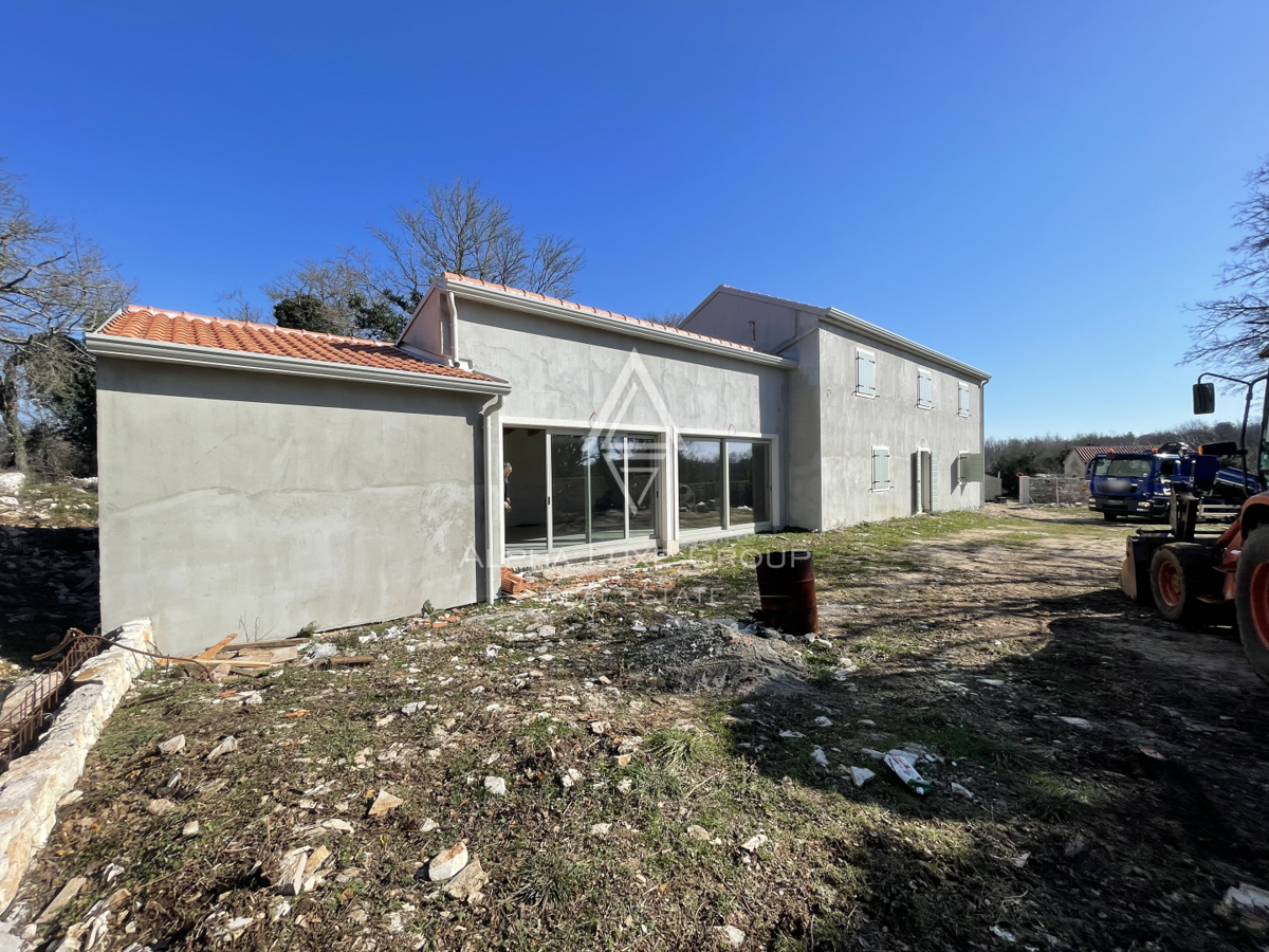 Buje, Istria – Villa moderna con piscina in zona tranquilla