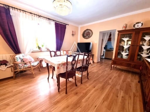 Istria, Parenzo: Casa in Pietra con Tre Appartamenti