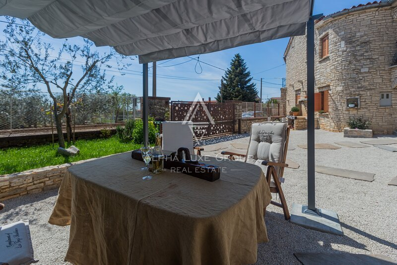 Istria, Parenzo: Casa in Pietra con Tre Appartamenti