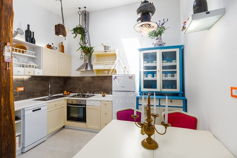 Istria, Parenzo: Casa in Pietra con Tre Appartamenti