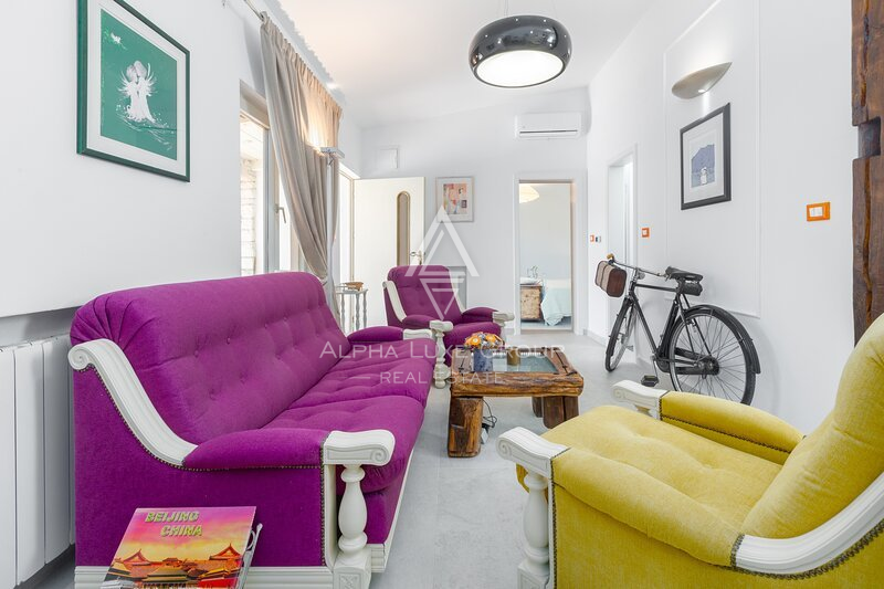 Istria, Parenzo: Casa in Pietra con Tre Appartamenti