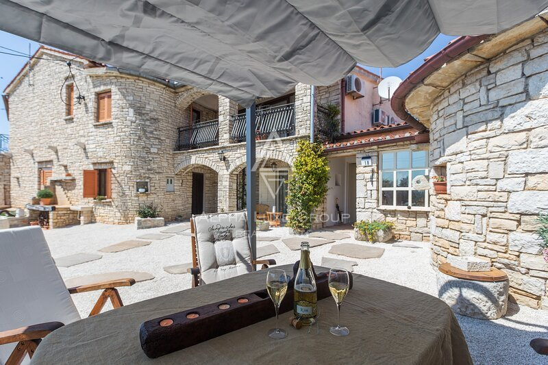 Istria, Parenzo: Casa in Pietra con Tre Appartamenti