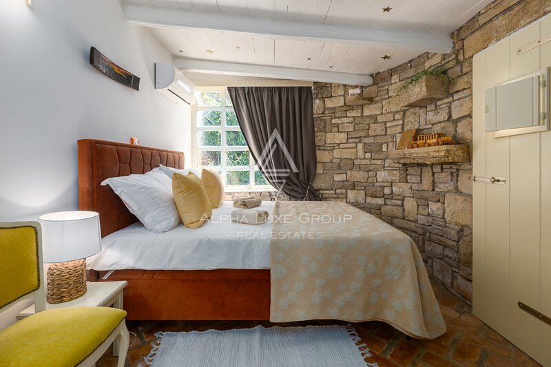 Istria, Parenzo: Casa in Pietra con Tre Appartamenti