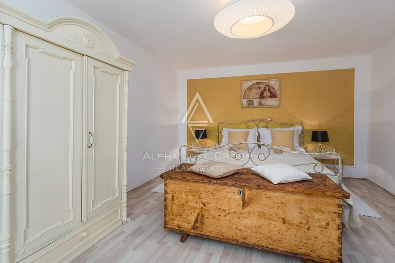 Istria, Parenzo: Casa in Pietra con Tre Appartamenti