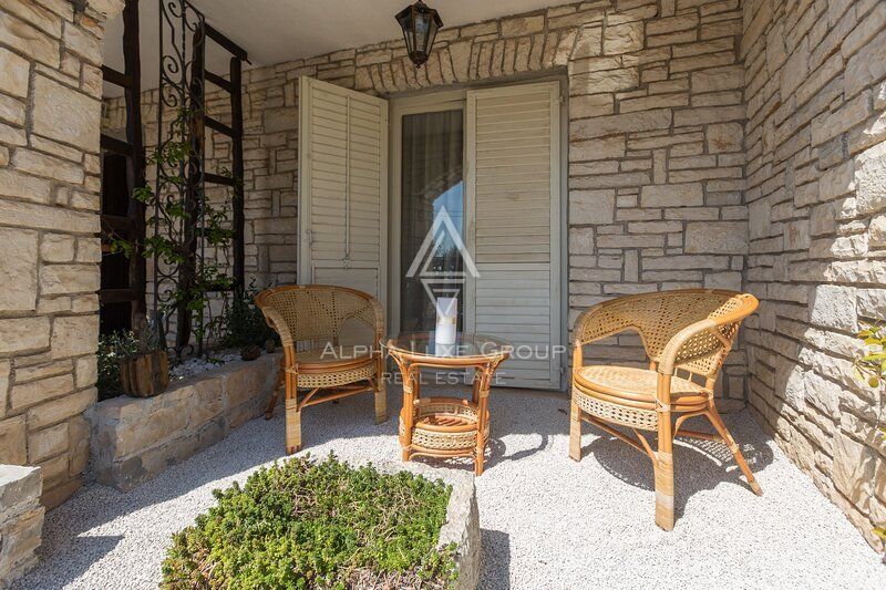 Istria, Parenzo: Casa in Pietra con Tre Appartamenti