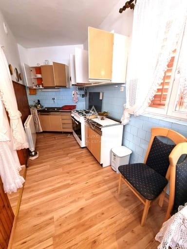 Istria, Parenzo: Casa in Pietra con Tre Appartamenti