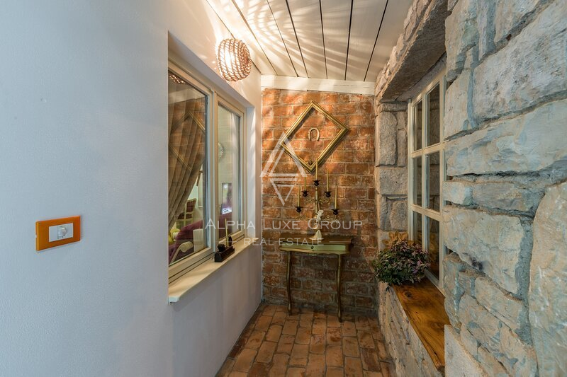 Istria, Parenzo: Casa in Pietra con Tre Appartamenti