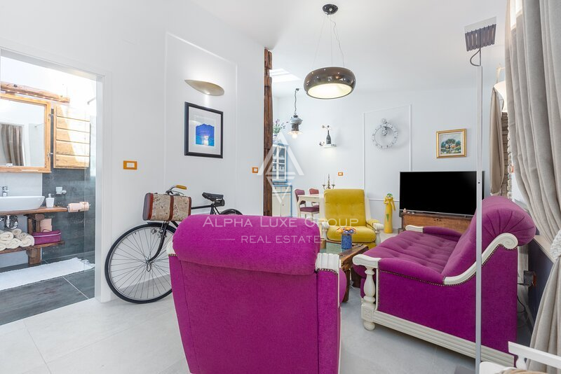 Istria, Parenzo: Casa in Pietra con Tre Appartamenti