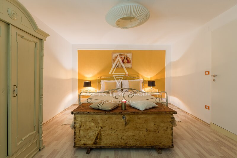 Istria, Parenzo: Casa in Pietra con Tre Appartamenti