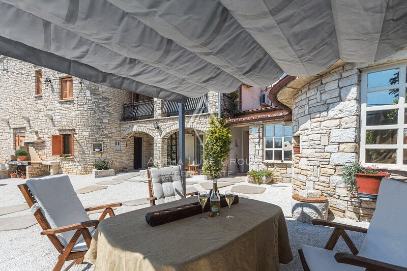 Istria, Parenzo: Casa in Pietra con Tre Appartamenti