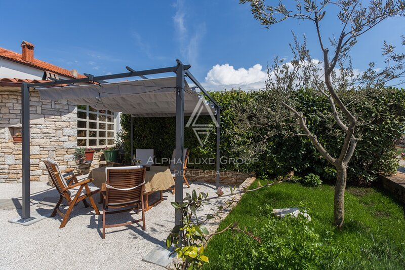 Istria, Parenzo: Casa in Pietra con Tre Appartamenti