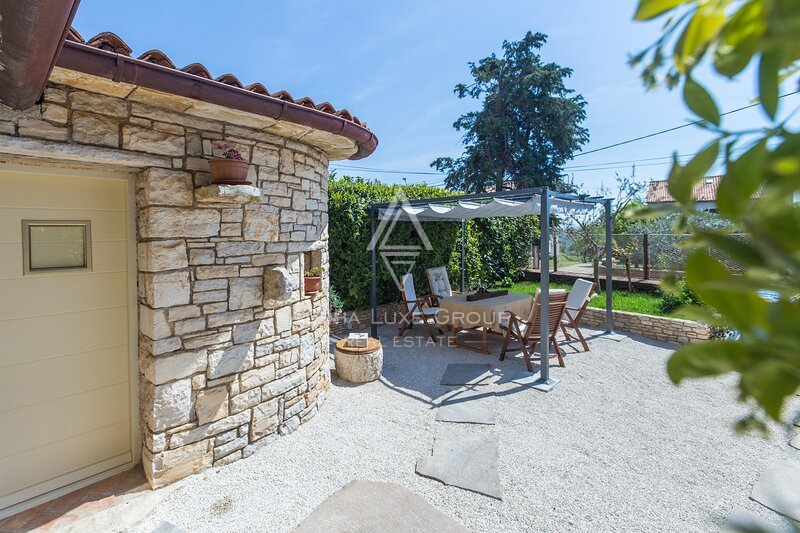 Istria, Parenzo: Casa in Pietra con Tre Appartamenti