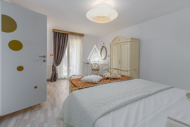 Istria, Parenzo: Casa in Pietra con Tre Appartamenti