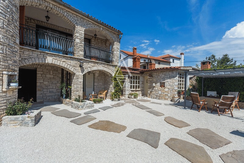 Istria, Parenzo: Casa in Pietra con Tre Appartamenti