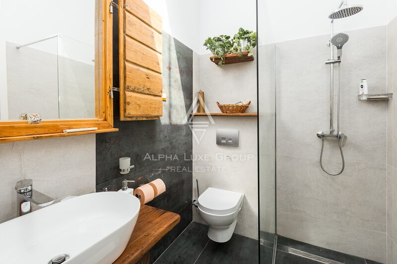 Istria, Parenzo: Casa in Pietra con Tre Appartamenti