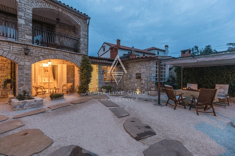 Istria, Parenzo: Casa in Pietra con Tre Appartamenti