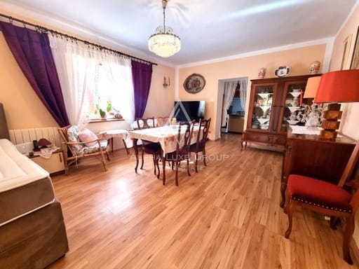 Istria, Parenzo: Casa in Pietra con Tre Appartamenti