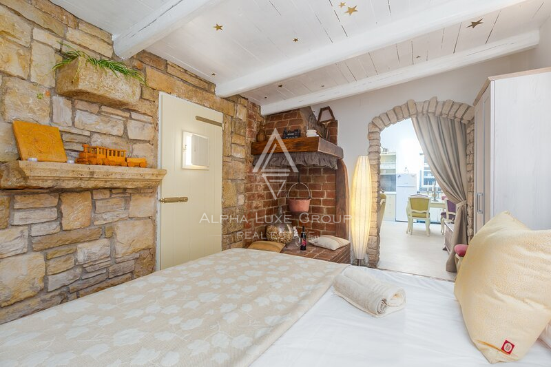 Istria, Parenzo: Casa in Pietra con Tre Appartamenti