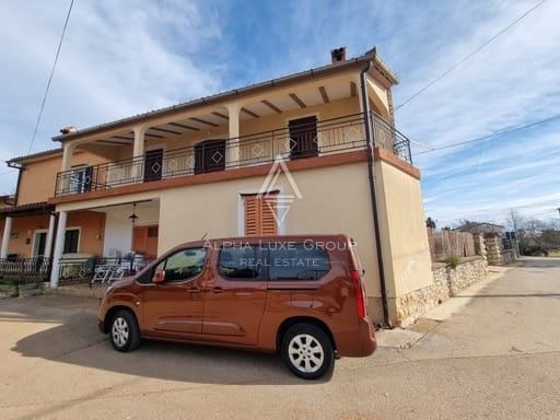 Istria, Parenzo: Casa in Pietra con Tre Appartamenti