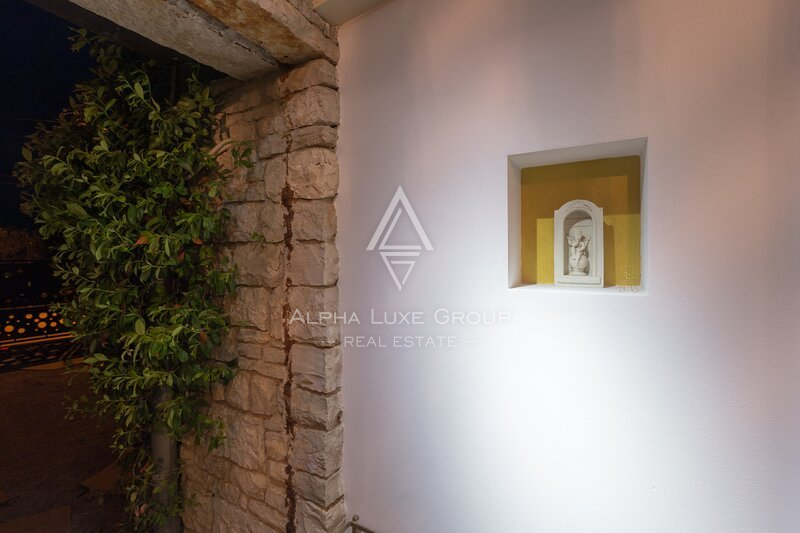 Istria, Parenzo: Casa in Pietra con Tre Appartamenti