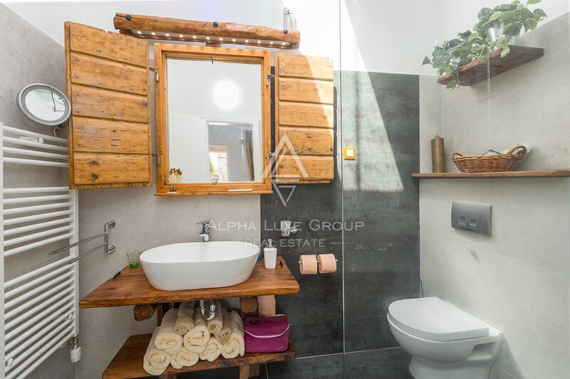 Istria, Parenzo: Casa in Pietra con Tre Appartamenti