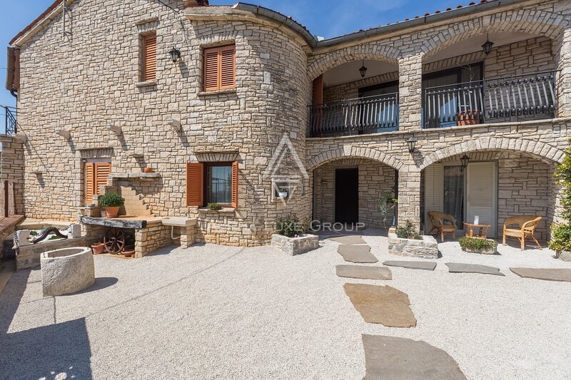 Istria, Parenzo: Casa in Pietra con Tre Appartamenti