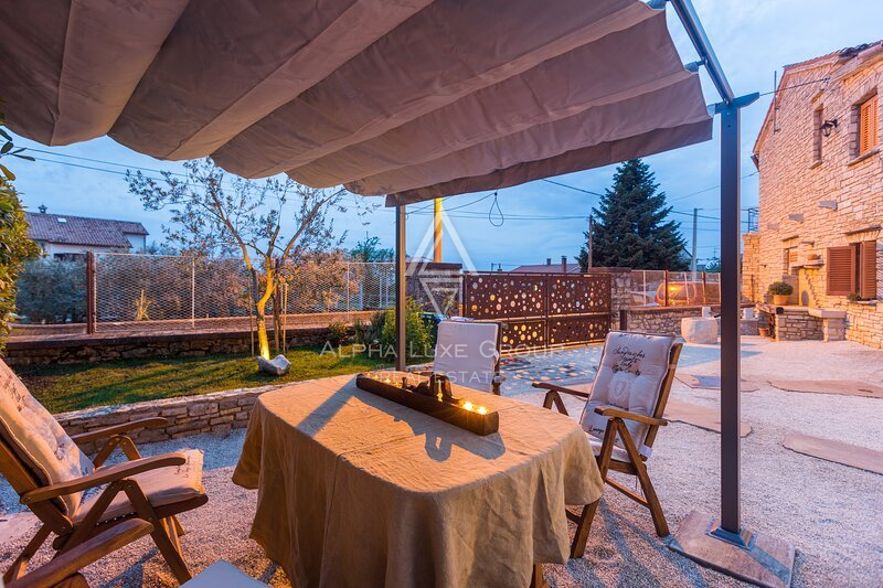 Istria, Parenzo: Casa in Pietra con Tre Appartamenti