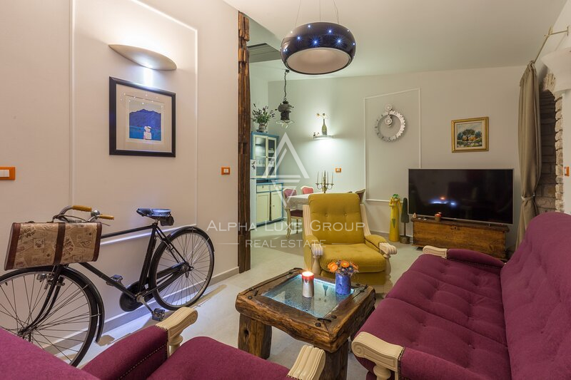 Istria, Parenzo: Casa in Pietra con Tre Appartamenti