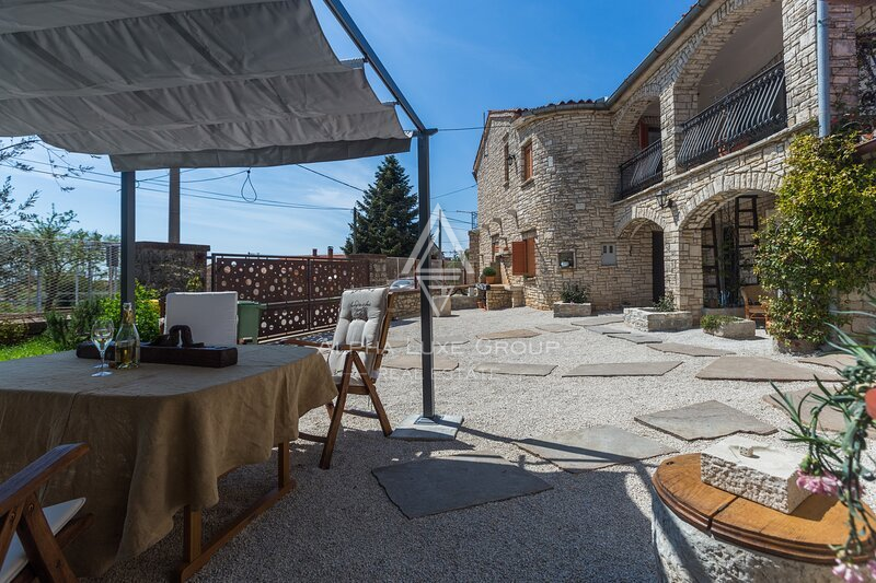 Istria, Parenzo: Casa in Pietra con Tre Appartamenti