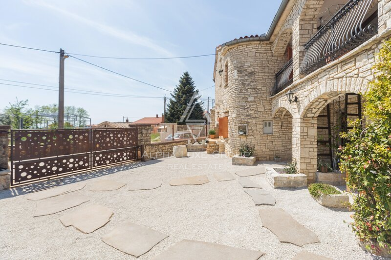Istria, Parenzo: Casa in Pietra con Tre Appartamenti