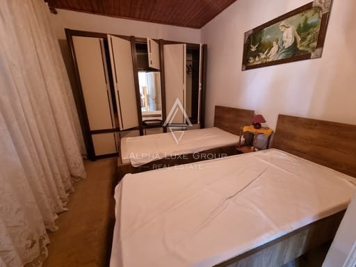 Istria, Parenzo: Casa in Pietra con Tre Appartamenti