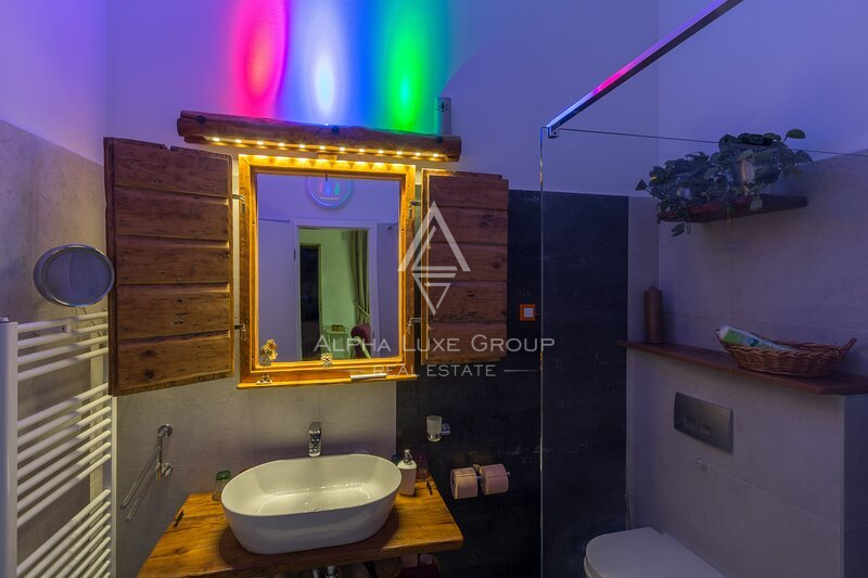 Istria, Parenzo: Casa in Pietra con Tre Appartamenti