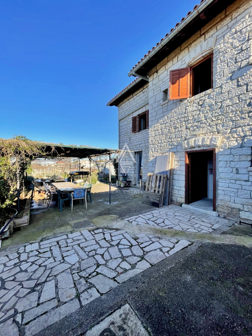 Istria, Kanfanar – Casa ferroviaria unica con potenziale di ristrutturazione in vendita