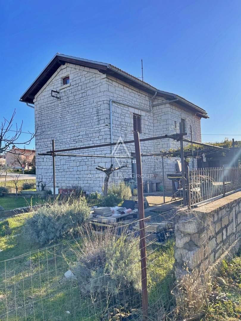 Istria, Kanfanar – Casa ferroviaria unica con potenziale di ristrutturazione in vendita