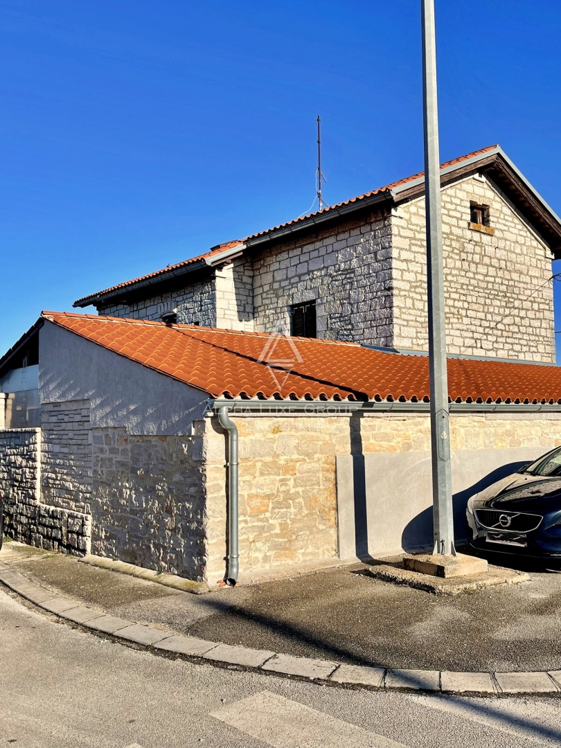 Istria, Kanfanar – Casa ferroviaria unica con potenziale di ristrutturazione in vendita