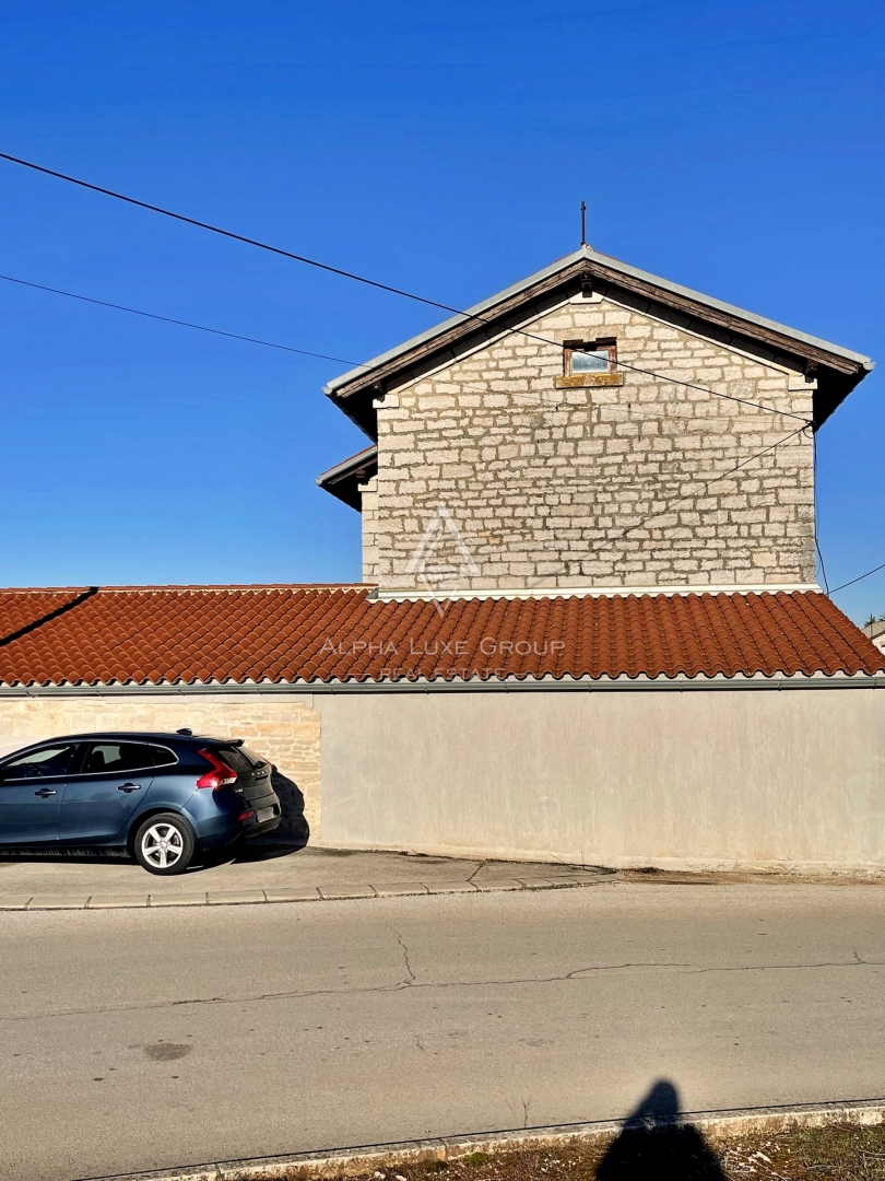 Istria, Kanfanar – Casa ferroviaria unica con potenziale di ristrutturazione in vendita