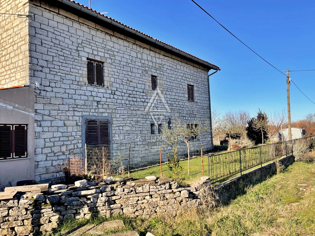 Istria, Kanfanar – Casa ferroviaria unica con potenziale di ristrutturazione in vendita