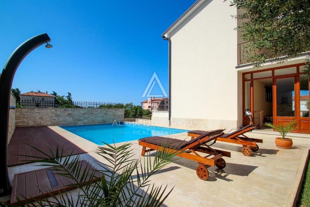 Istria, Novigrad – Villa di lusso con vista mare e servizi moderni in vendita