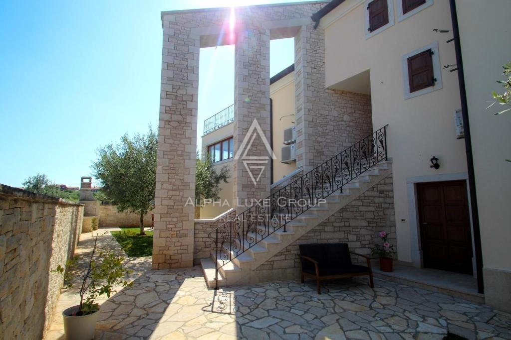 Istria, Novigrad – Villa di lusso con vista mare e servizi moderni in vendita