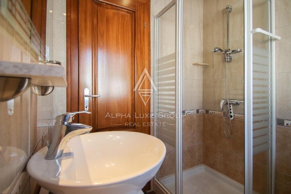 Istria, Novigrad – Villa di lusso con vista mare e servizi moderni in vendita
