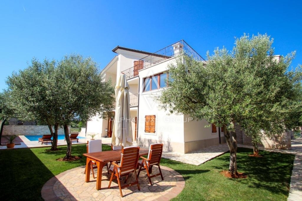 Istria, Novigrad – Villa di lusso con vista mare e servizi moderni in vendita