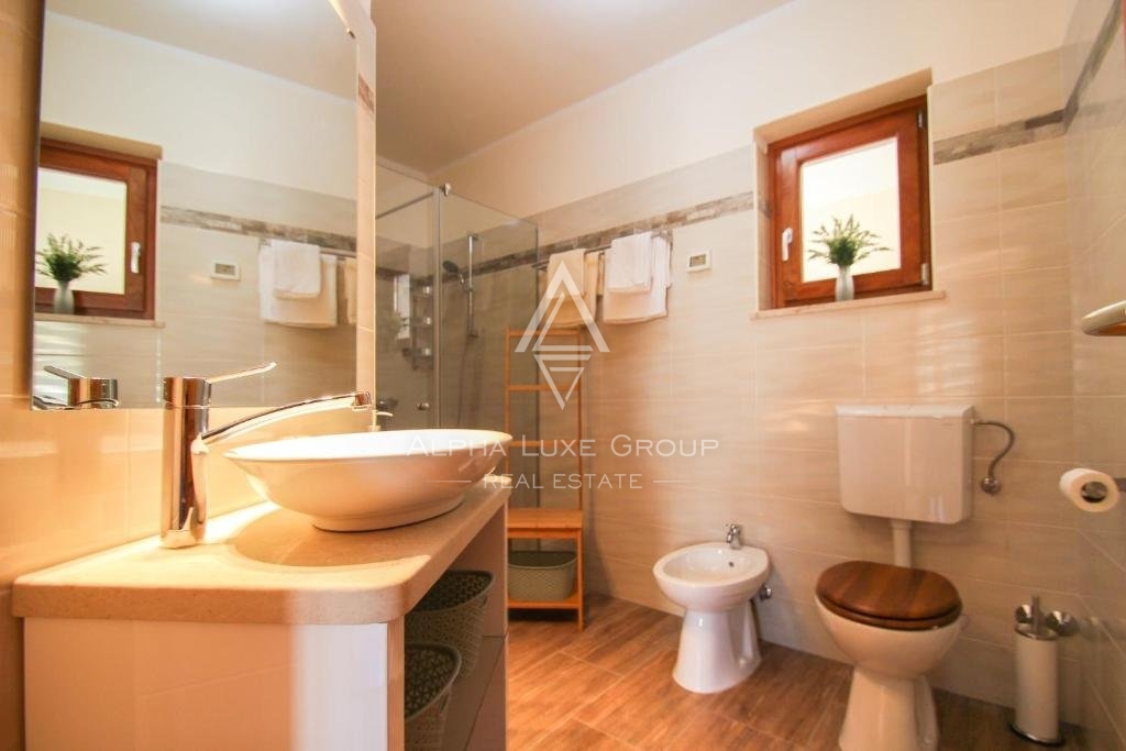 Istria, Novigrad – Villa di lusso con vista mare e servizi moderni in vendita