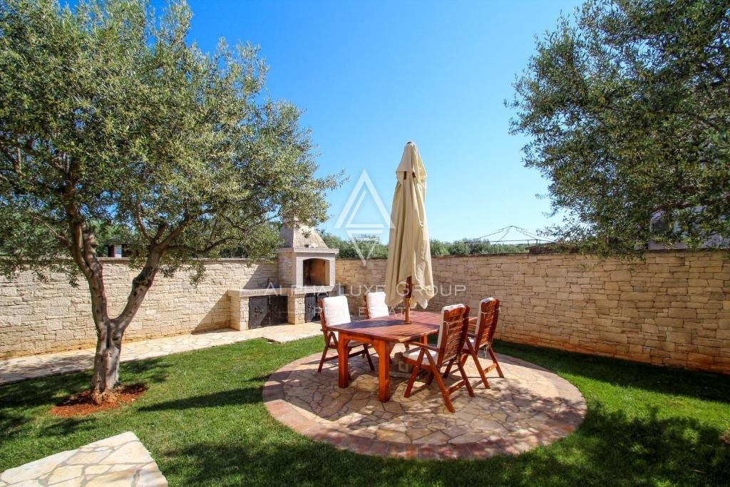 Istria, Novigrad – Villa di lusso con vista mare e servizi moderni in vendita