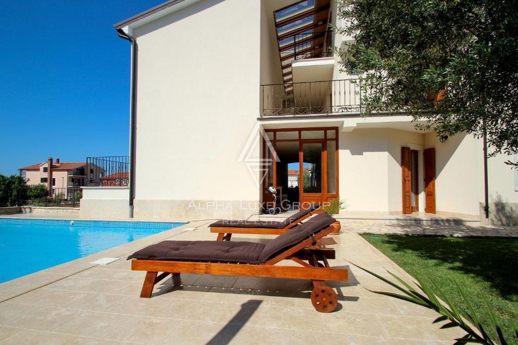 Istria, Novigrad – Villa di lusso con vista mare e servizi moderni in vendita