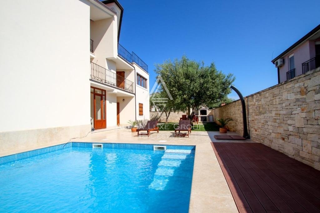 Istria, Novigrad – Villa di lusso con vista mare e servizi moderni in vendita