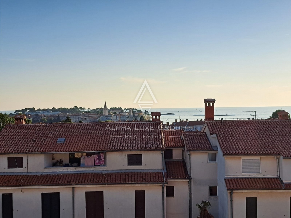 APPARTAMENTO VICINO AL CENTRO DELLA CITTÀ E ALLA SPIAGGIA CON VISTA PANORAMICA SUL MARE E SULLA CITTÀ DI PARENZO